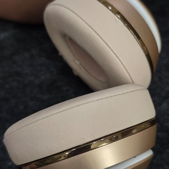 Beats Solo3 Wireless Headphones – Rose Gold Limited Edition w/ Case, EUC - Picture 11 of 16